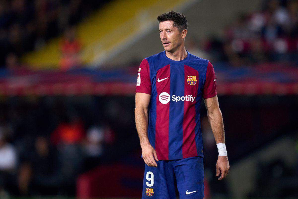 Robert Lewandowski scored a brace as Barcelona came from behind to defeat struggling Alaves in La Liga.