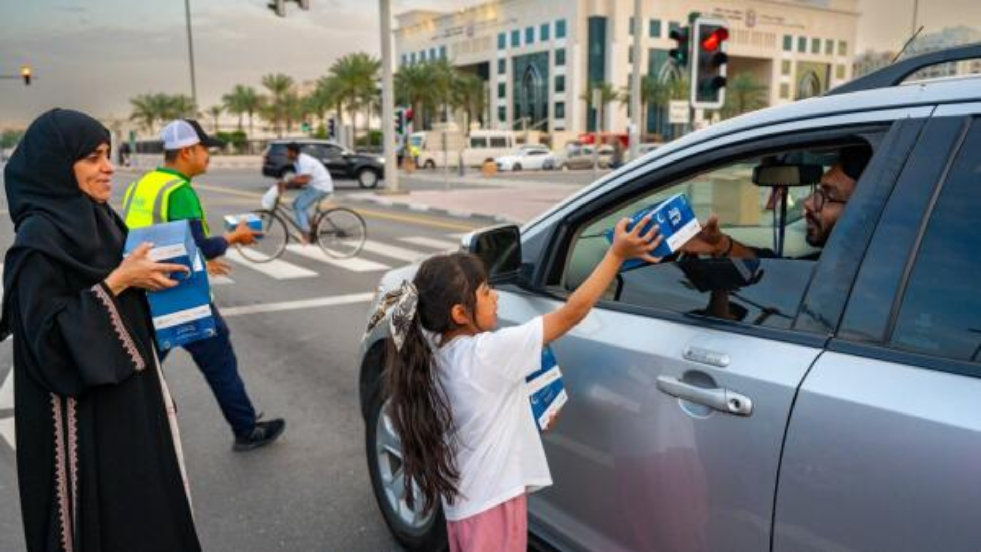 Volunteers Across Four Emirates Serve Iftar to Commuters on the Go