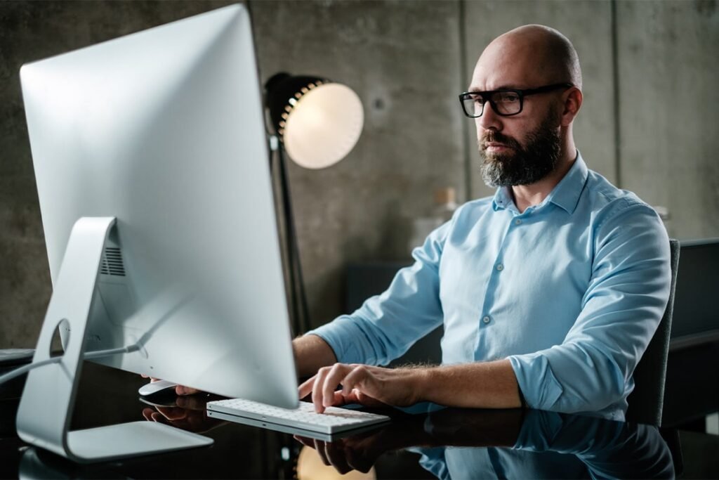 Start a Business While Working in UAE