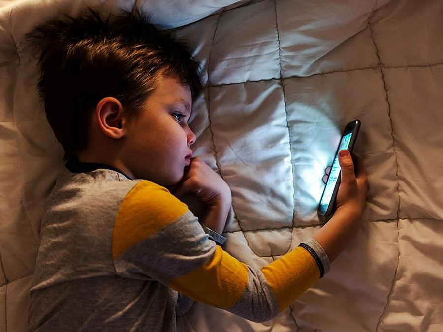 Dubai mums iPhone 17 children